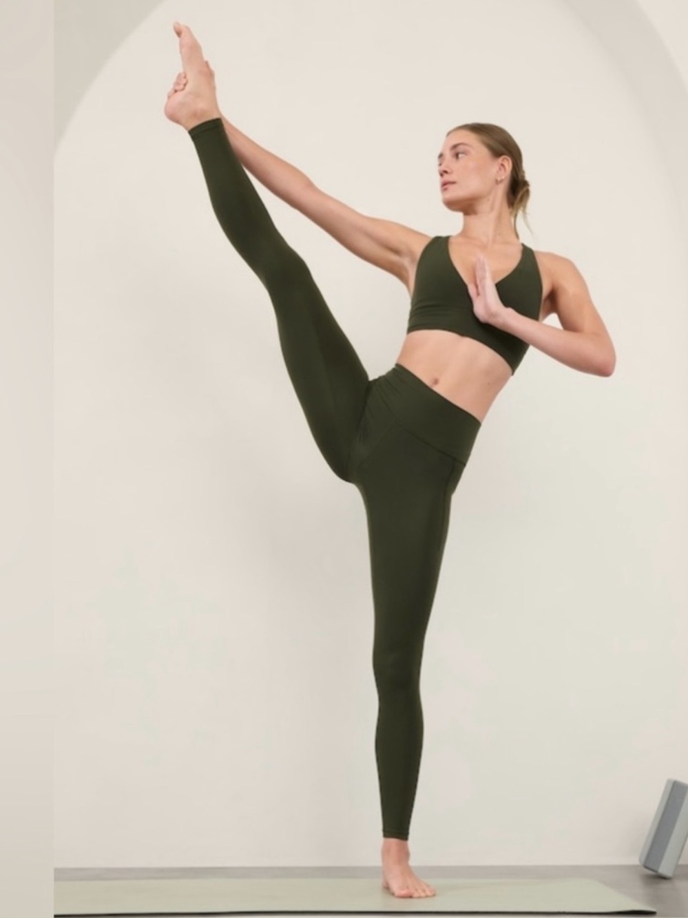 Athleta Transcend Stash High Rise Leggings Aspen Olive Pilates Athleisure M